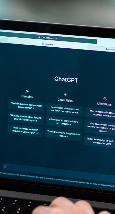 Auf einem Laptop-Bildschirm wird die ChatGPT-Benutzeroberfläche angezeigt, die Abschnitte für Beispiele, Fähigkeiten und Einschränkungen auf dunklem Hintergrund mit blaugrünen und lila Hervorhebungen enthält - ideal für die Erkundung von LLM-Optimierung oder geobezogenen Eingabeaufforderungen.